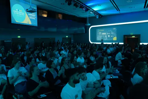 Schüler:innen im Publikum verfolgen die Bühnenshow