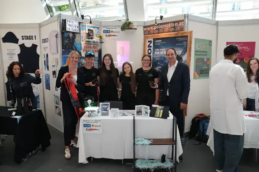 Team einer Junior Company mit Gästen an seinem Messestand