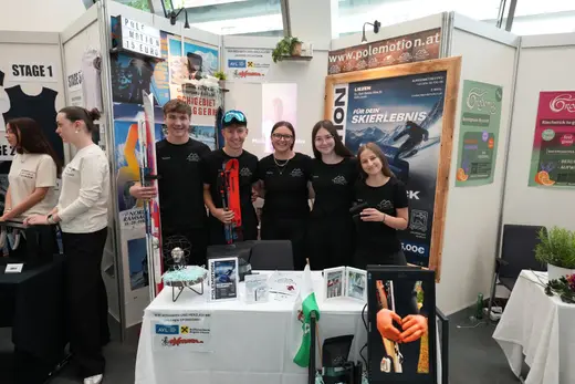 Junior Company präsentiert ihr Produkt für Skifahrer:innen am Stand