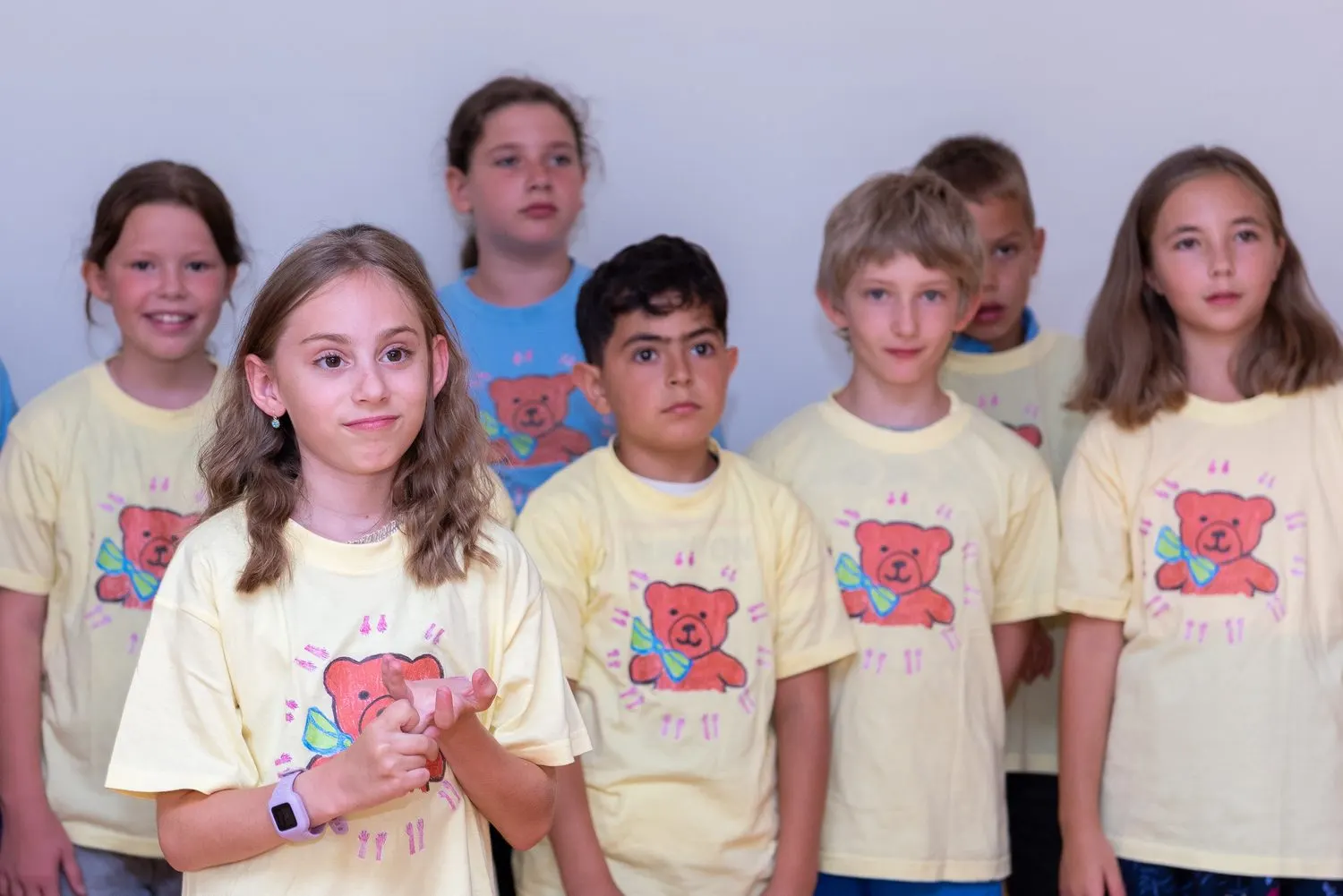 Volksschulkinder einer Junior Mini Company in ihren Team-T-Shirts