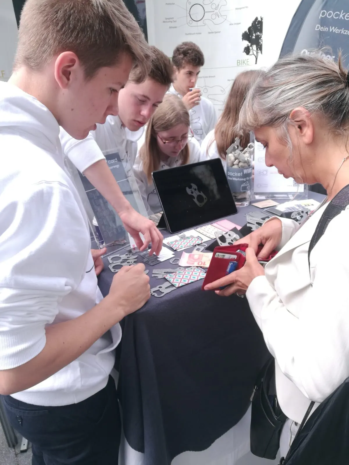 Schüler:innen einer Junior Company am Stand