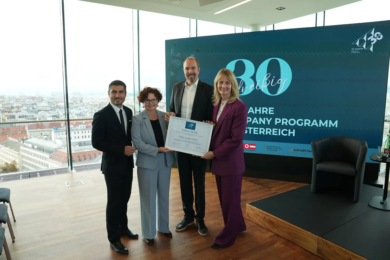 Urkundenübergabe bei der Feier zu 30 Jahren Junior Company Programm in Österreich